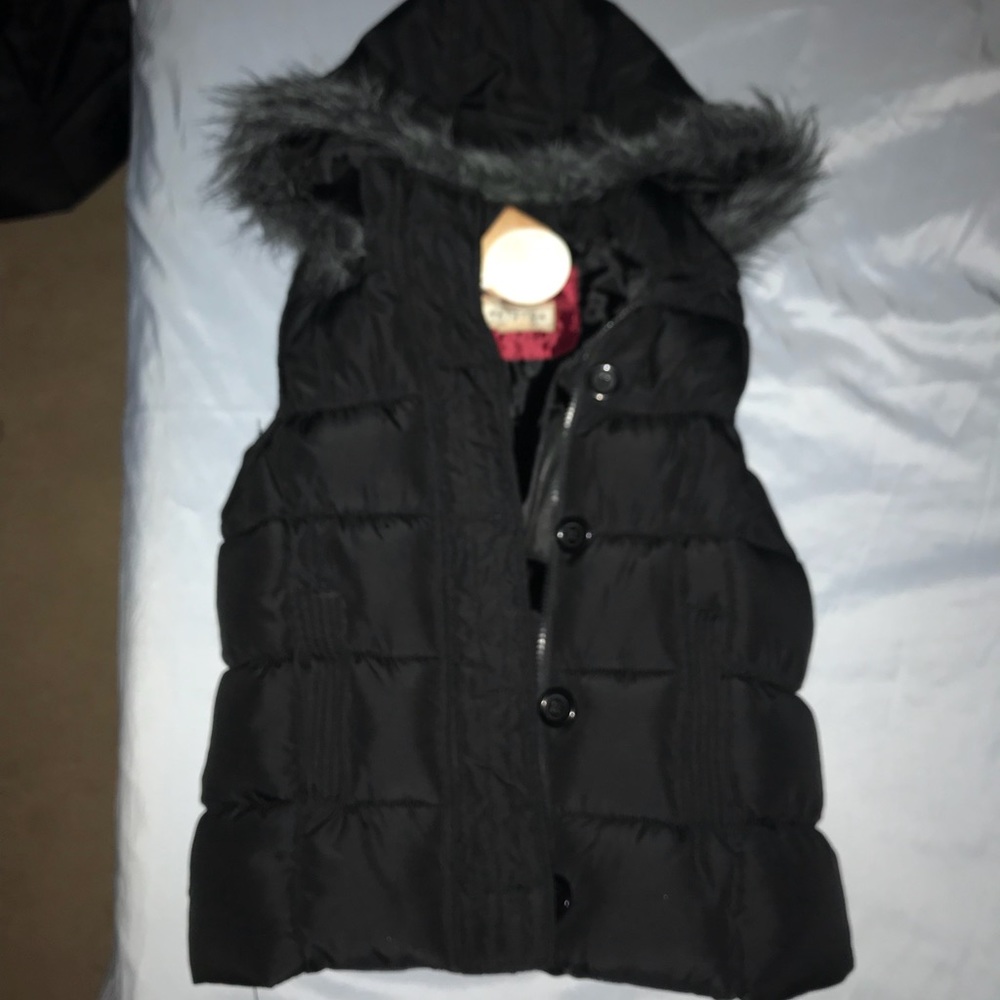 NWT hooded puffer vest. Juniors SzS. Zipper&button